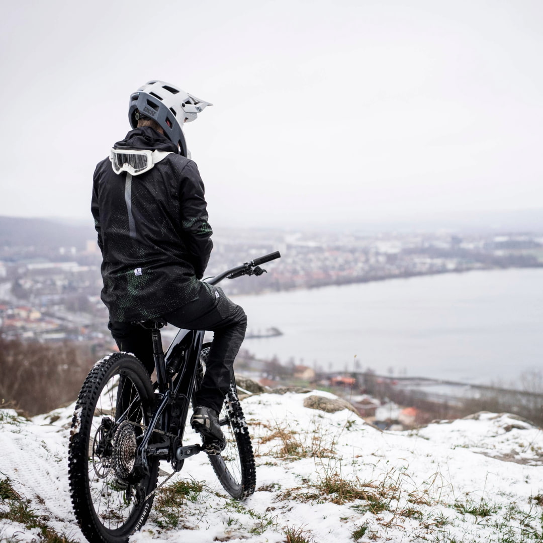 グラベルを走るライダー