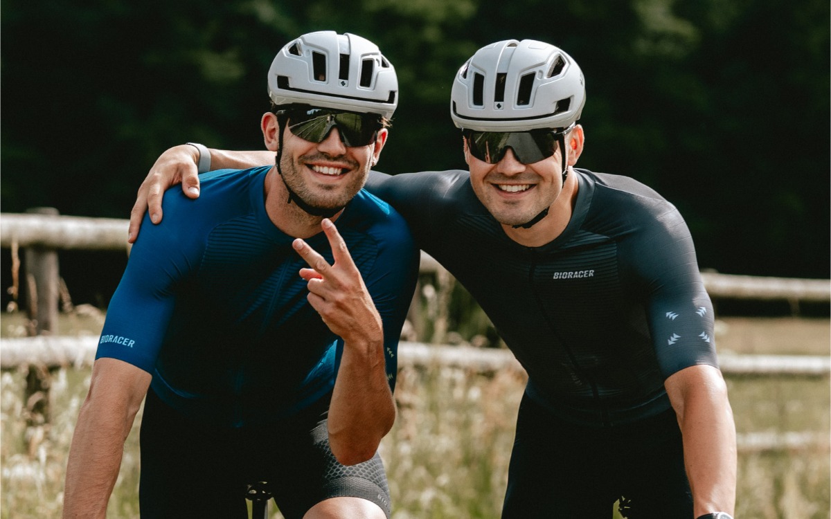 BIORACERのカスタムオーダージャージを着て走るサイクリスト｜はじめての方へ