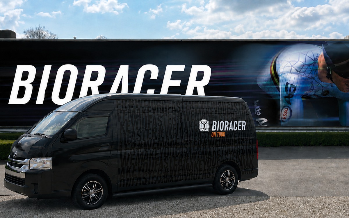 BIORACERのオーダーウェアを着たライダーとチームカー