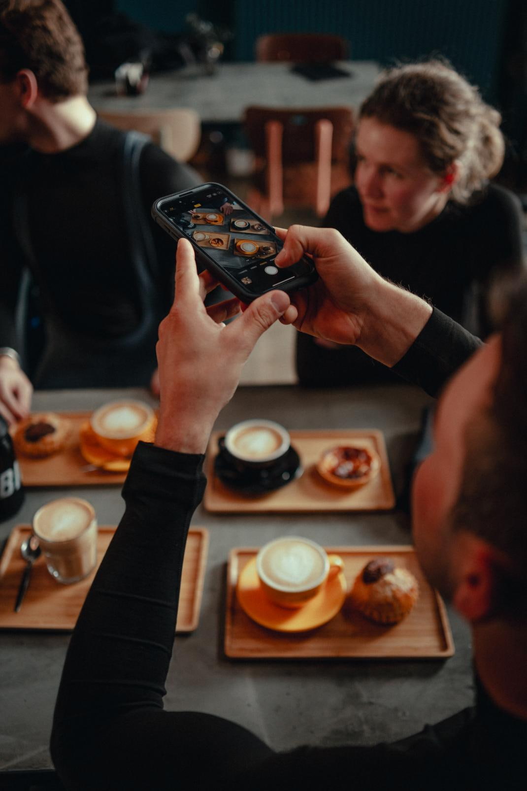 ライドの途中、カフェで休憩するサイクリスト