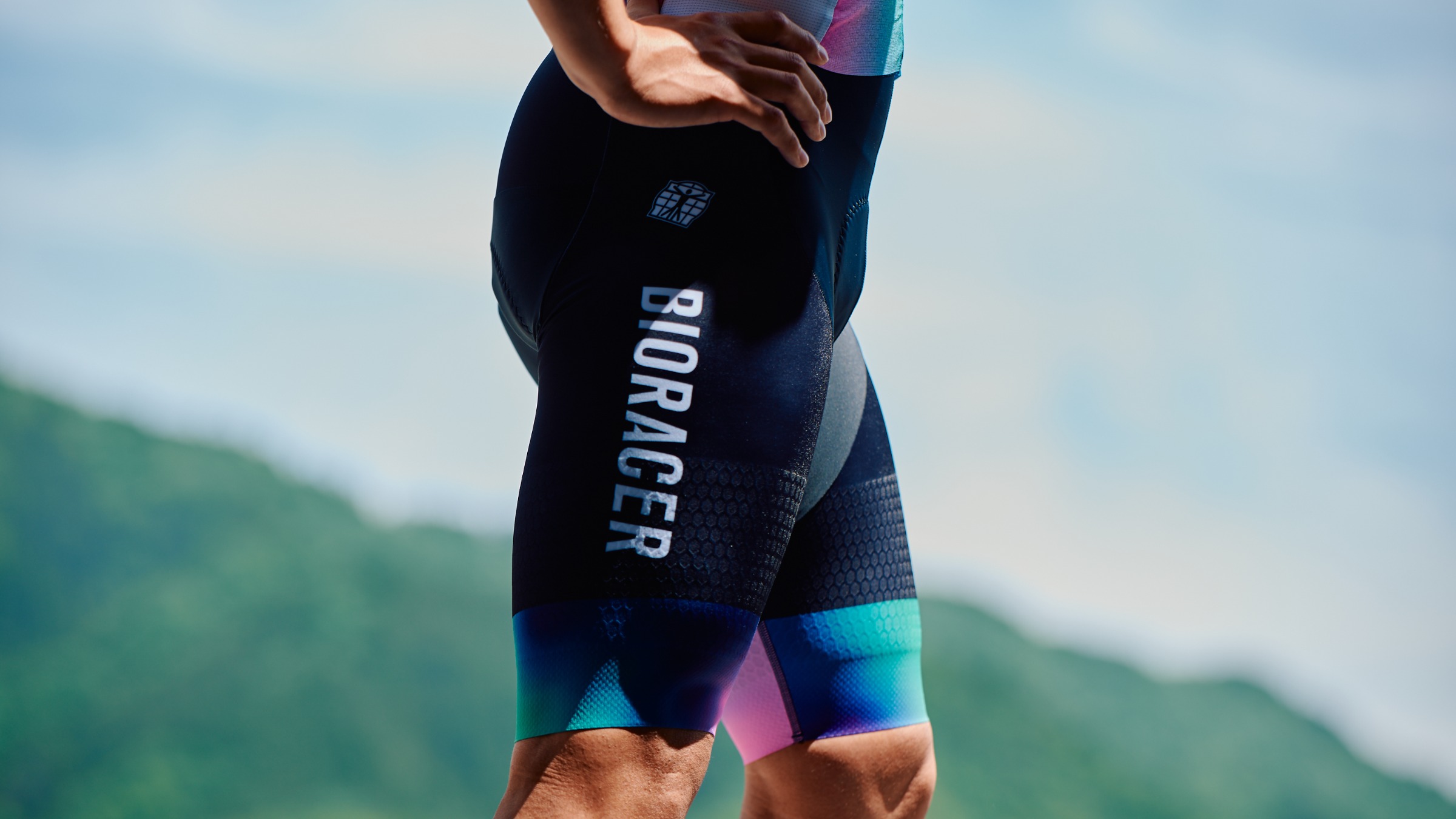 BIORACERのビブショーツ【TALL】を着用したライダー