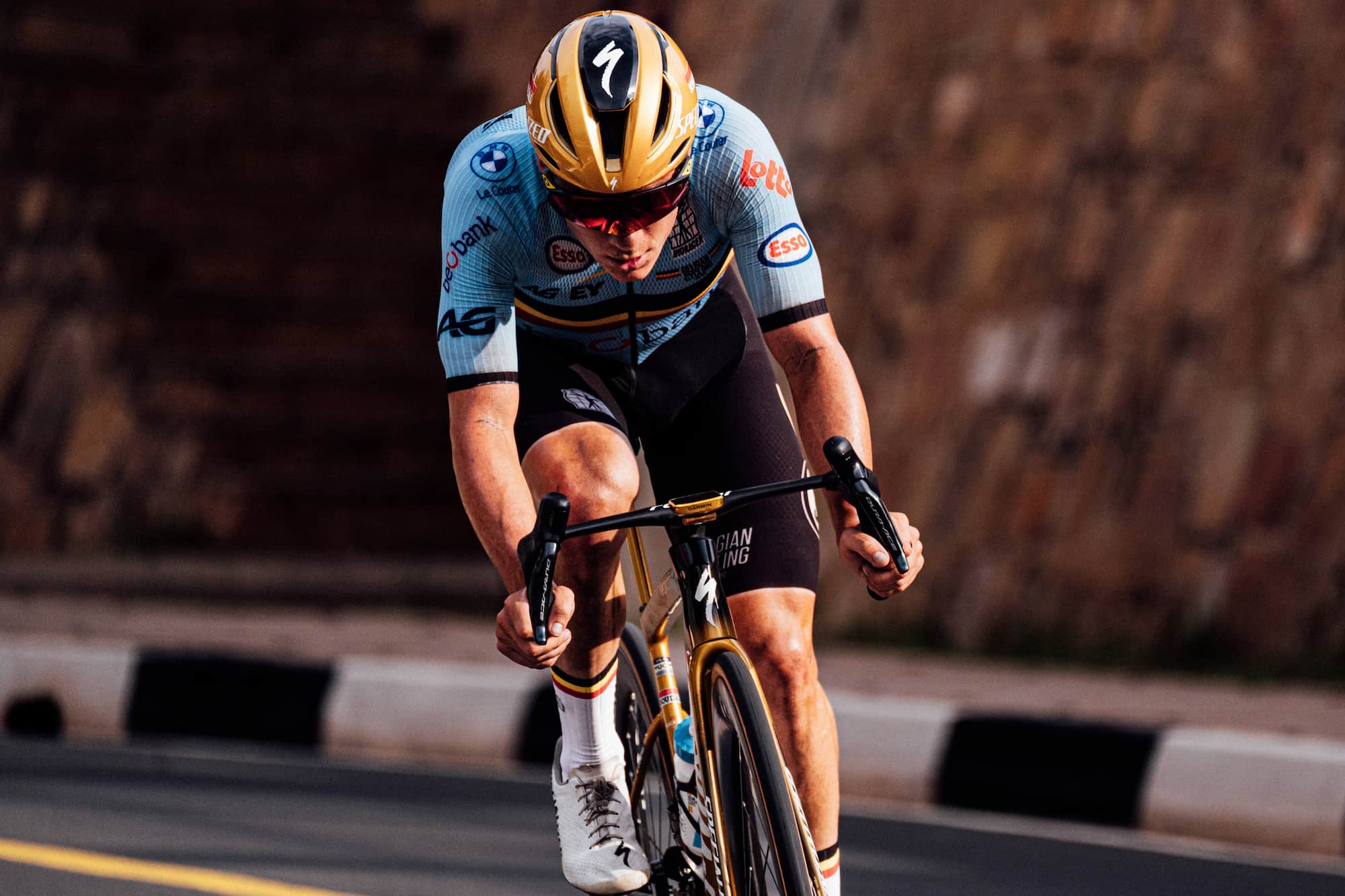 BIORACERウェアを着用した男性サイクリスト