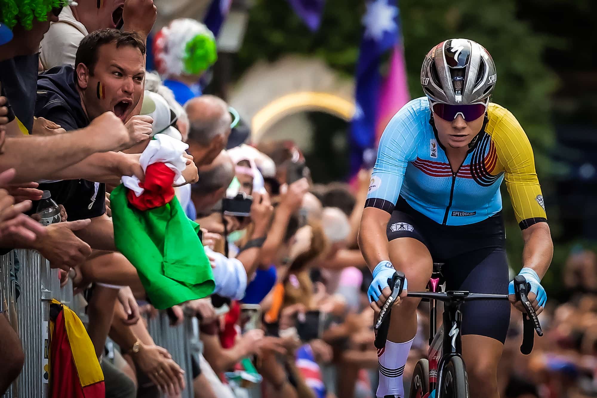 BIORACERウェアを着用した女性サイクリスト
