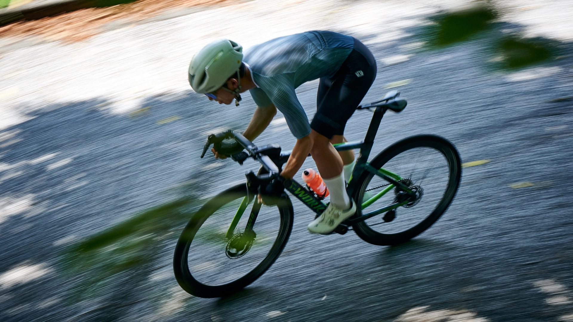 BIORACERのカスタムオーダーウェアを着用したライダー