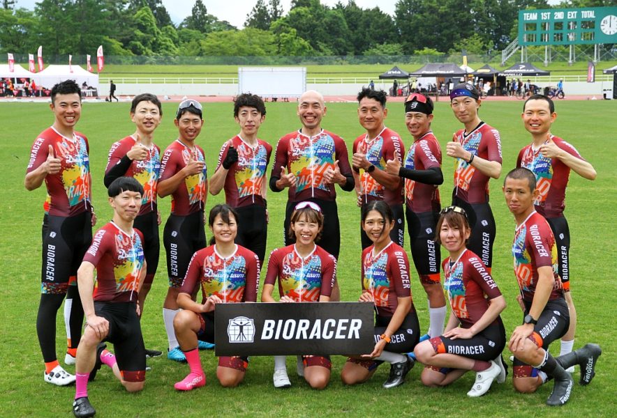 チームで着用するBIORACERのカスタムジャージ