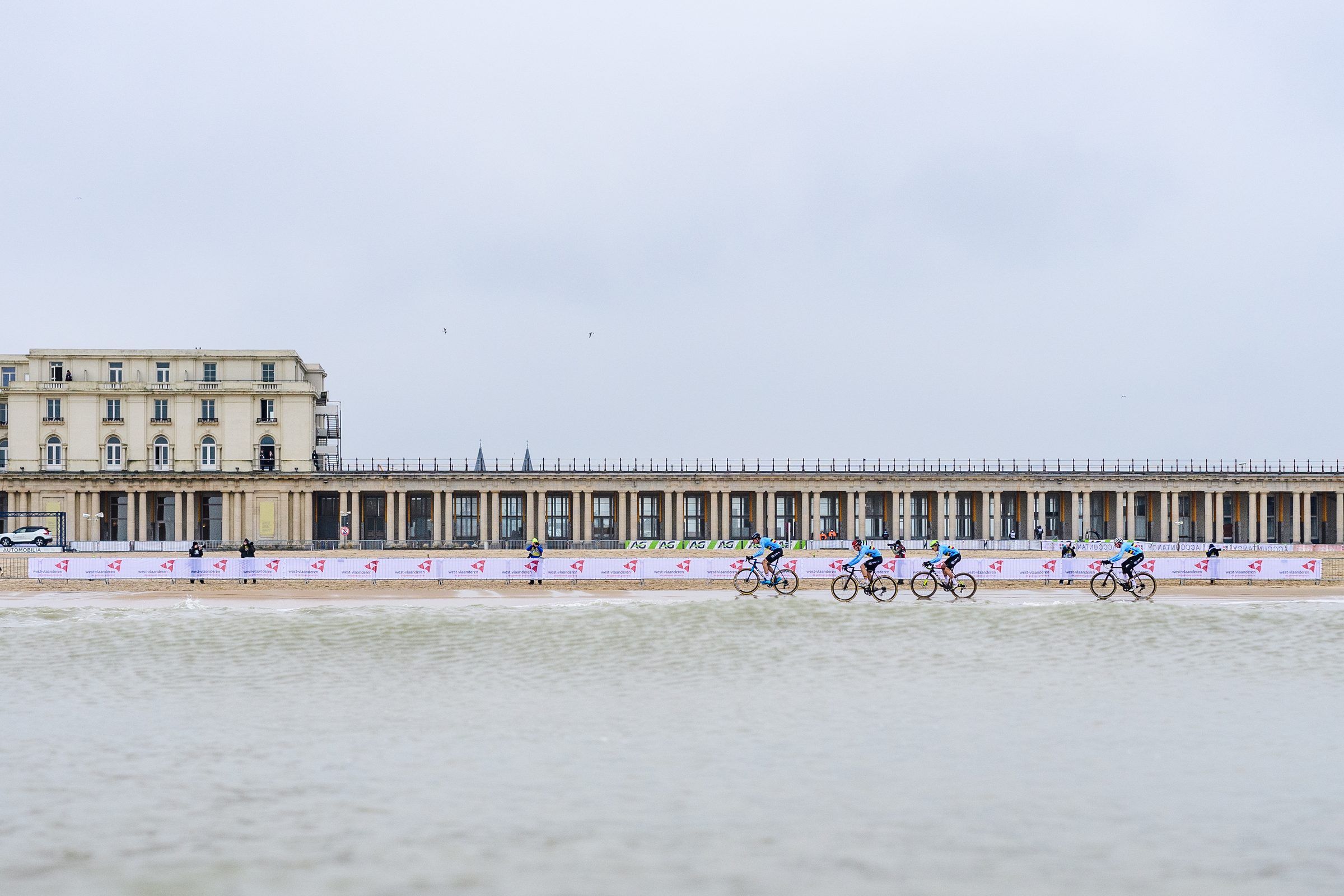ベルギー・オーステンドの海岸を走るBIORACERキットのチーム